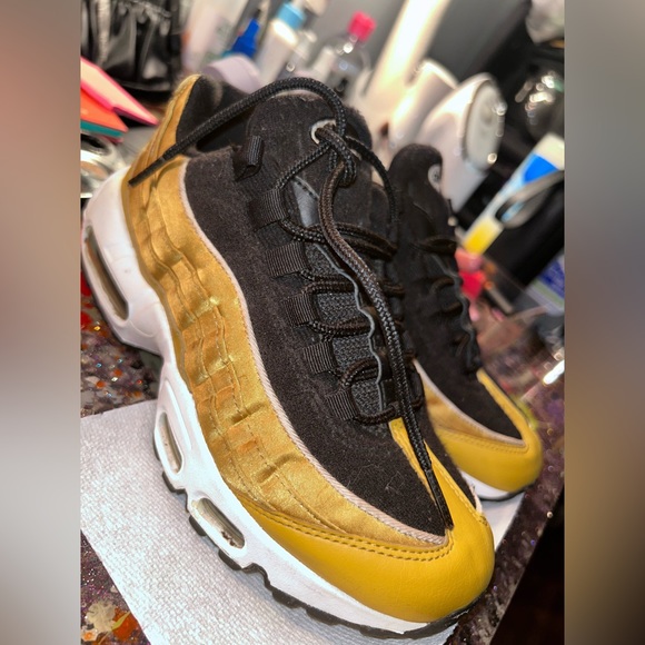 Women’s gold Airmax Nike only worn once size 6